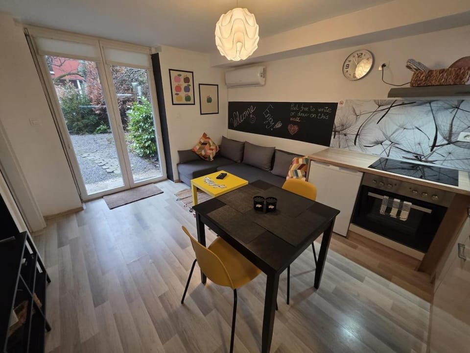 TV and multimedia, Kitchen or kitchenette, Living room, Seating area, Dining area, pet friendly, stove