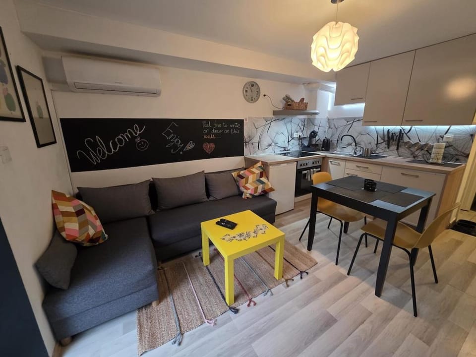 Kitchen or kitchenette, Living room, Seating area, Dining area, pet friendly