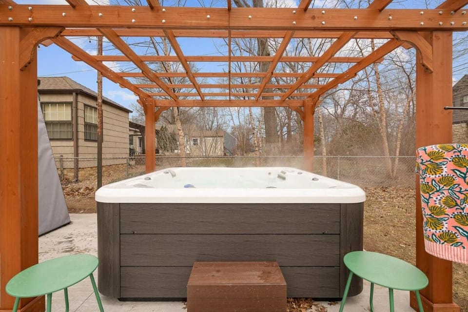 The Prairiehaven 16 Guests, Arcade, Hot Tub, Sauna, Fire Pit House in Overland Park