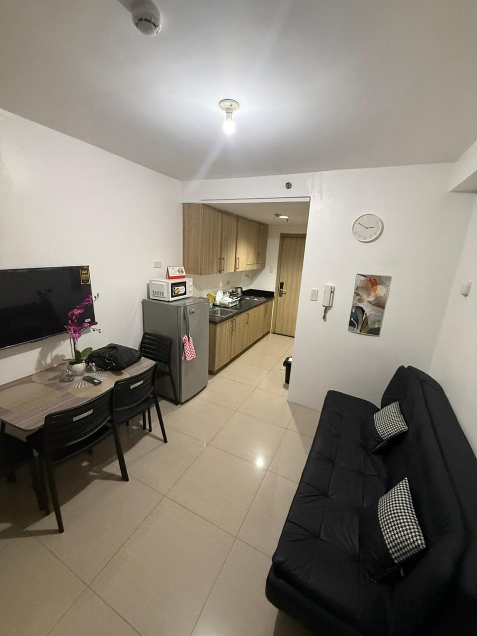 TV and multimedia, Kitchen or kitchenette, Living room, Seating area, Dining area