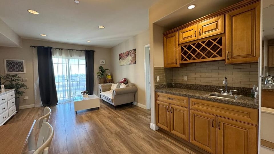Modern 2BD Apartment with 2 Baths in Alhambra House in Alhambra