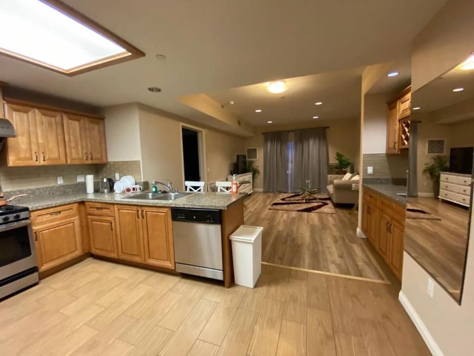 Modern 2BD Apartment with 2 Baths in Alhambra House in Alhambra