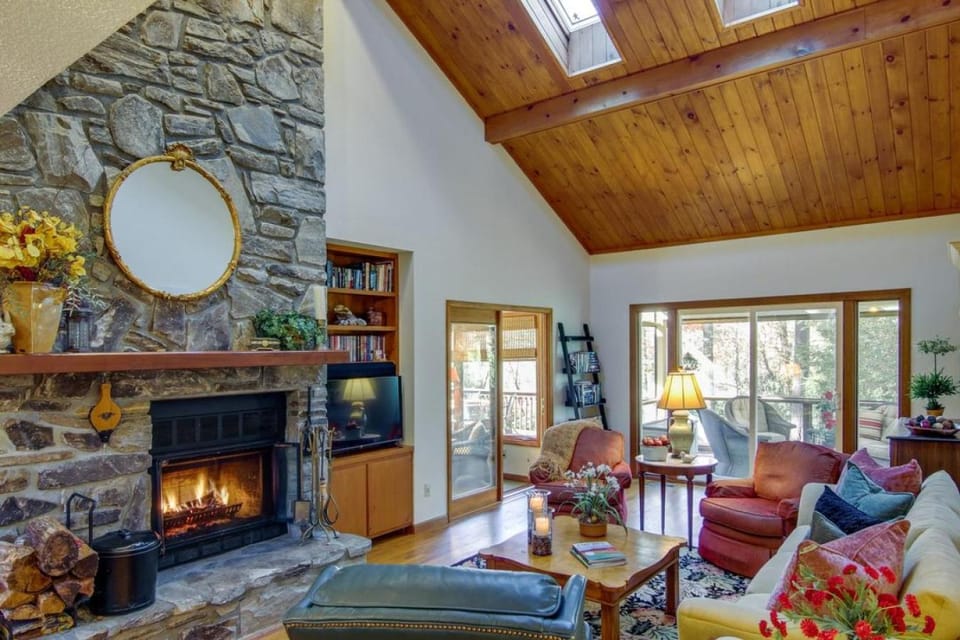 Peaceful Sapphire Cabin with Mountain Views Cabin in Tennessee