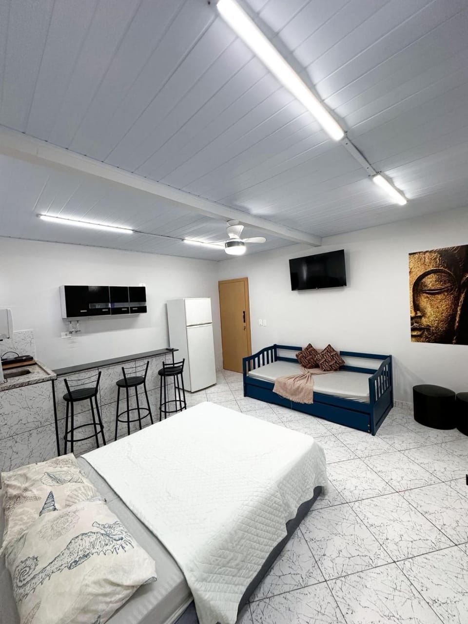 Bed, TV and multimedia, Bedroom
