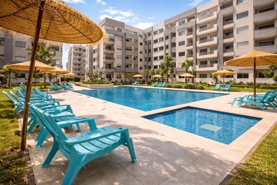 Property building, Patio, Spring, Day, Pool view, Swimming pool, Location, sunbed