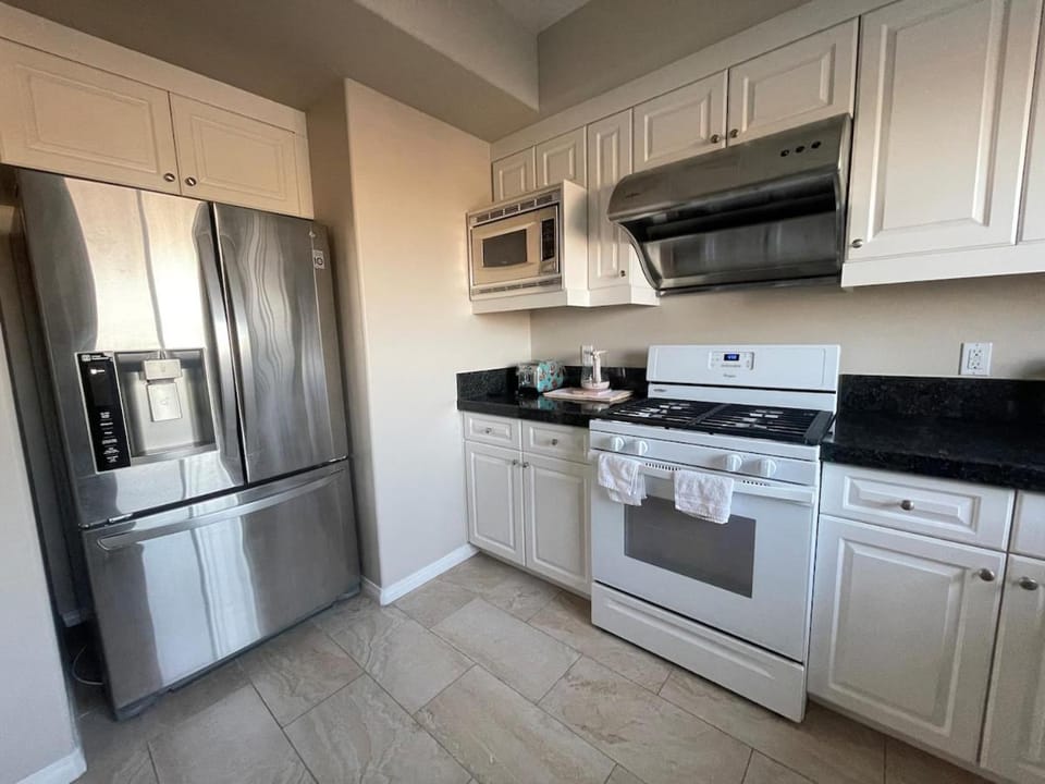Spacious 2 Bed, 2-Bath Apartment in Monterey Park Apartment in Alhambra
