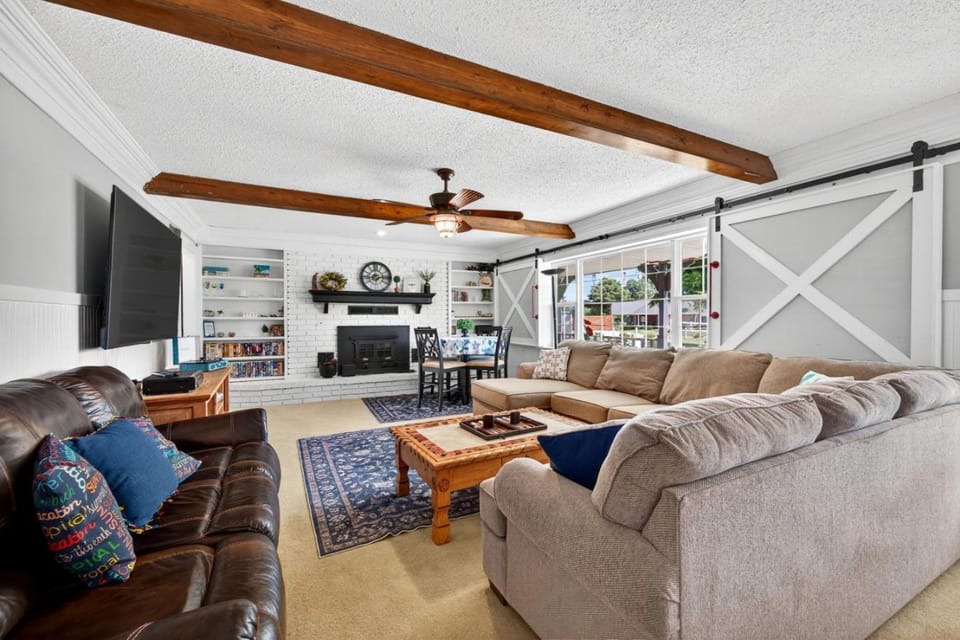 Renovated 4BR Lake Texoma Retreat with Hot Tub House in Lake Texoma