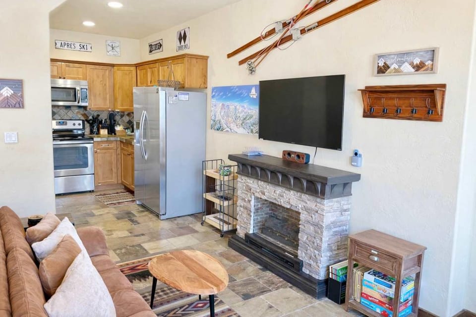 Kirkwood Mountainside Cottage Deck Walk to Lifts House in Kirkwood