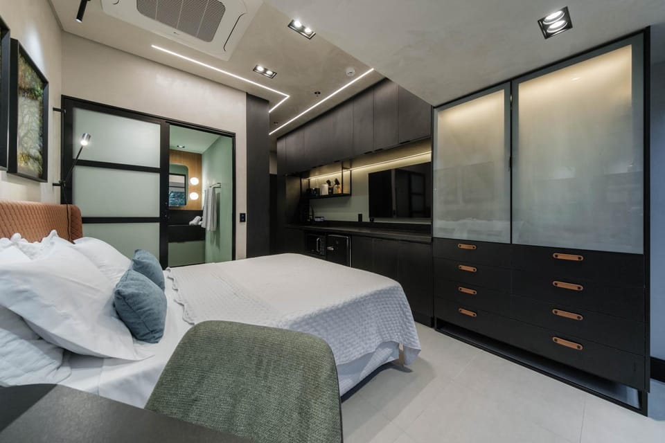 Bed, TV and multimedia, Photo of the whole room, Bedroom, air conditioner