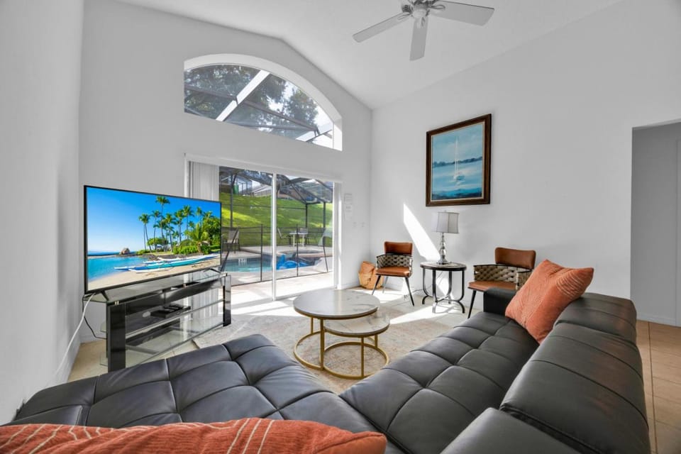 Spacious Emerald Home with Pool Lanai Near Disney House in Four Corners