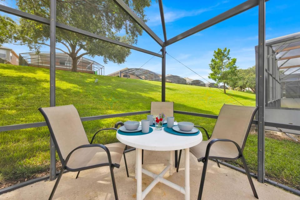 Spacious Emerald Home with Pool Lanai Near Disney House in Four Corners