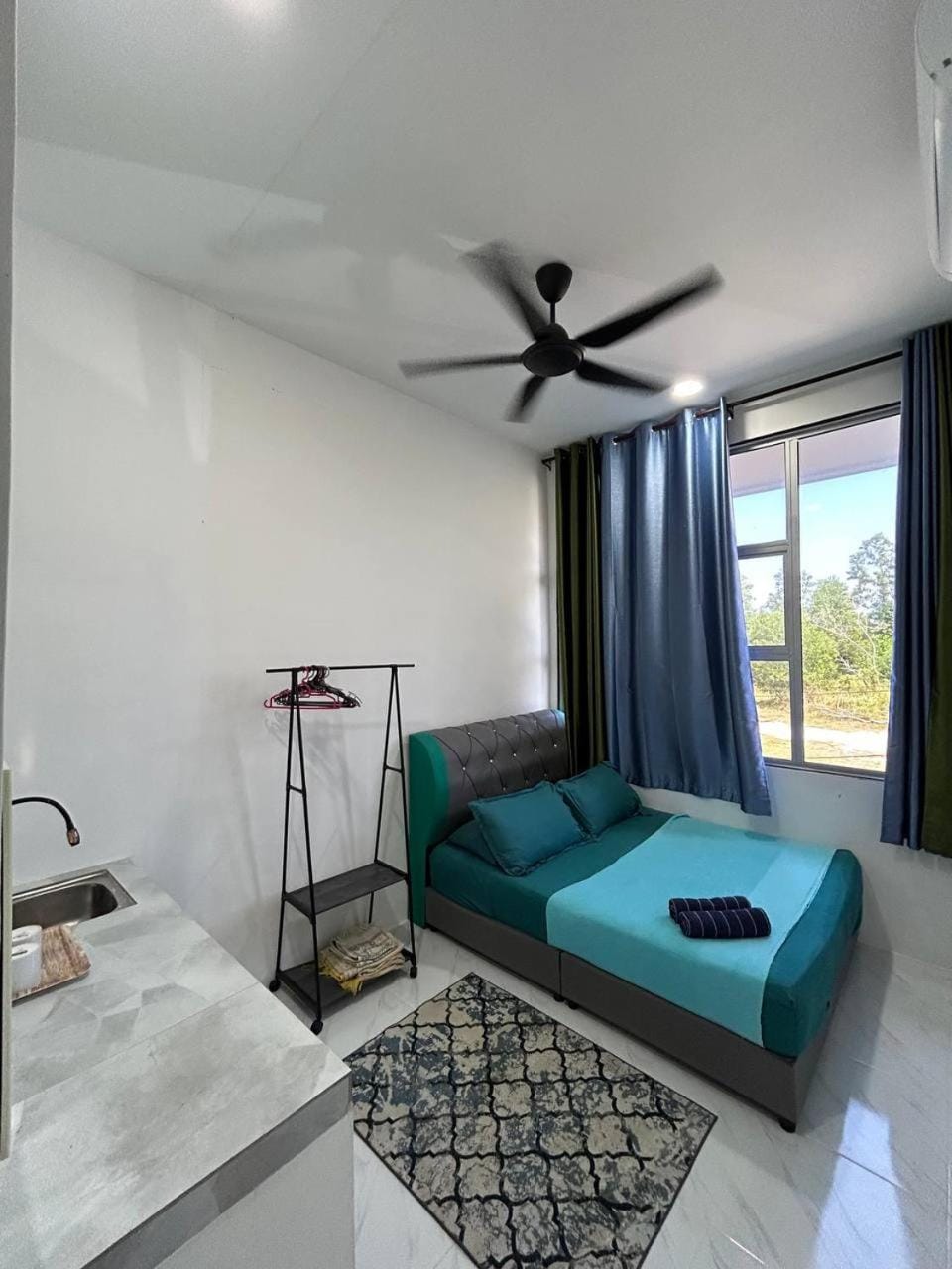 Photo of the whole room, Bedroom