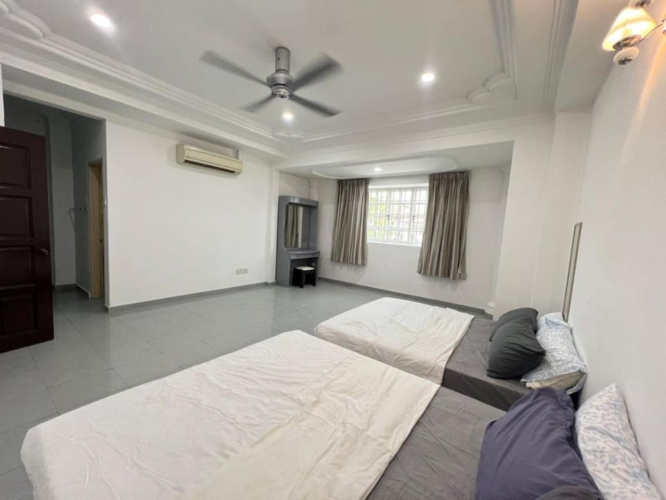 tebrau 4bedroom 4bathroom 20pax Nearby Ikea AEON Tebrau House in Johor Bahru