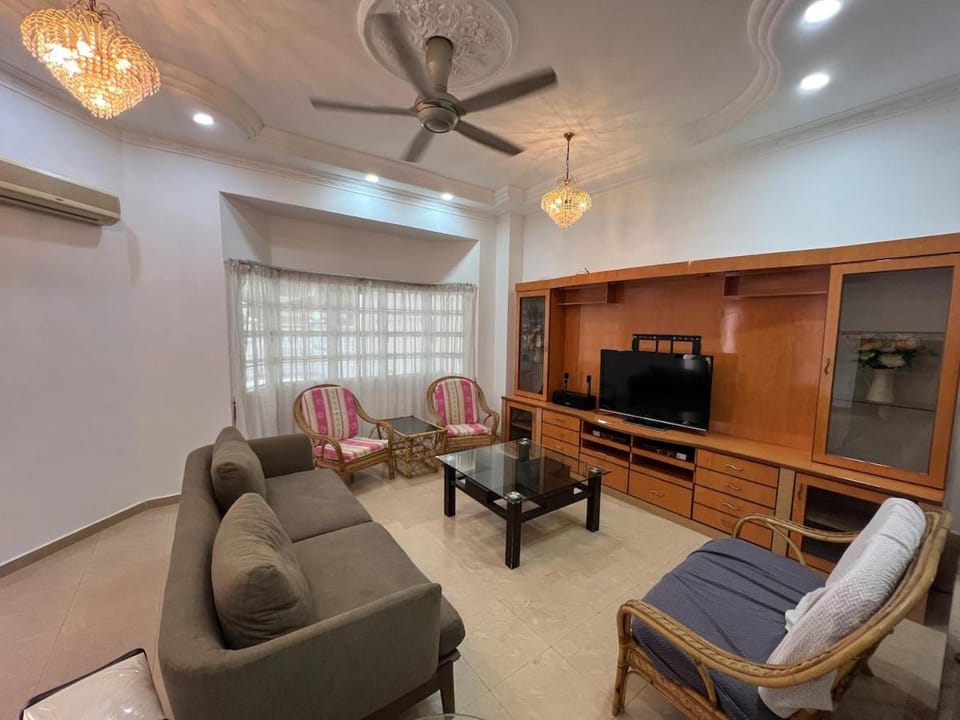 tebrau 4bedroom 4bathroom 20pax Nearby Ikea AEON Tebrau House in Johor Bahru