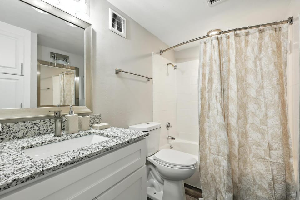 10 mins from downtown Dallas pool & gym Apartment in Addison