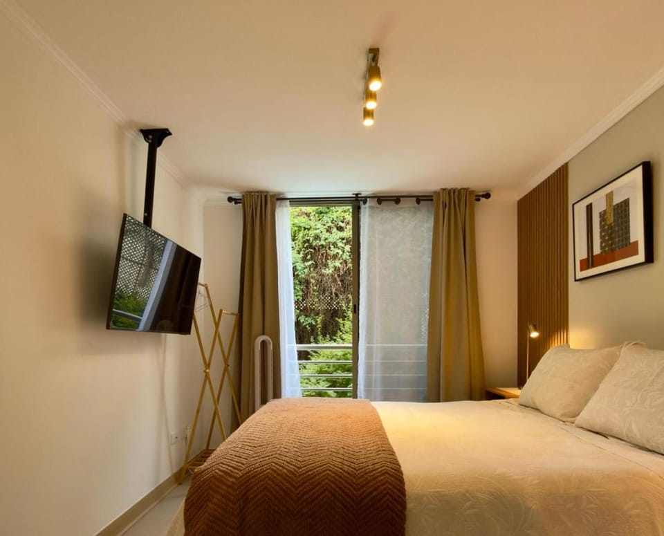 Bed, TV and multimedia, Photo of the whole room