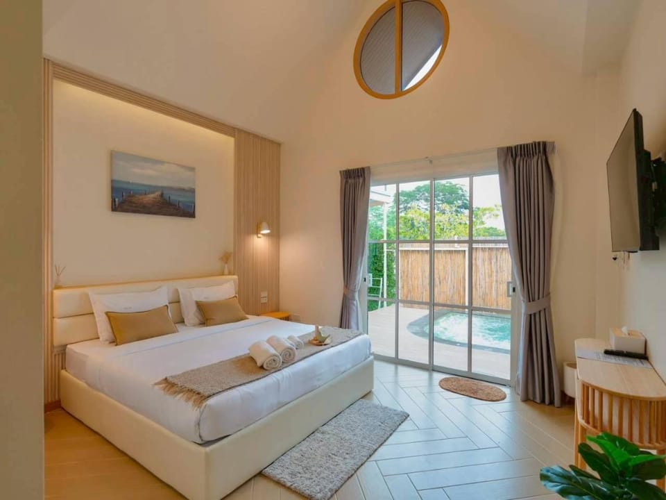 Bed, TV and multimedia, View (from property/room), Bedroom