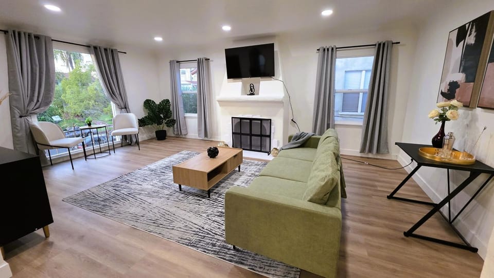 Communal lounge/ TV room, TV and multimedia, Living room, Seating area, Evening entertainment