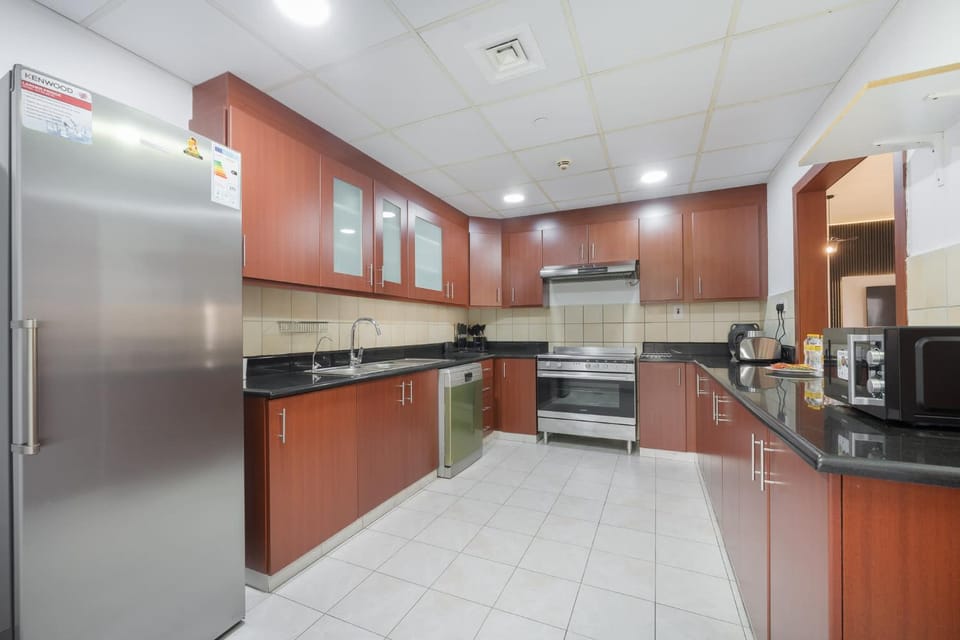 Free housekeeping visits during your stay - StayShort - Comfortable 5BR Apartment in JBR with Gorgeous Views Apartment in Dubai