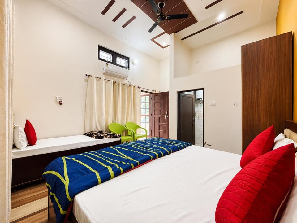 Bed, Photo of the whole room, Bedroom, wardrobe, air conditioner