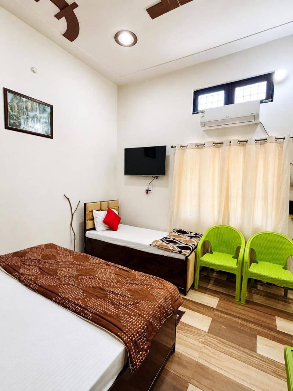 Bed, TV and multimedia, Living room, Seating area, Bedroom, air conditioner