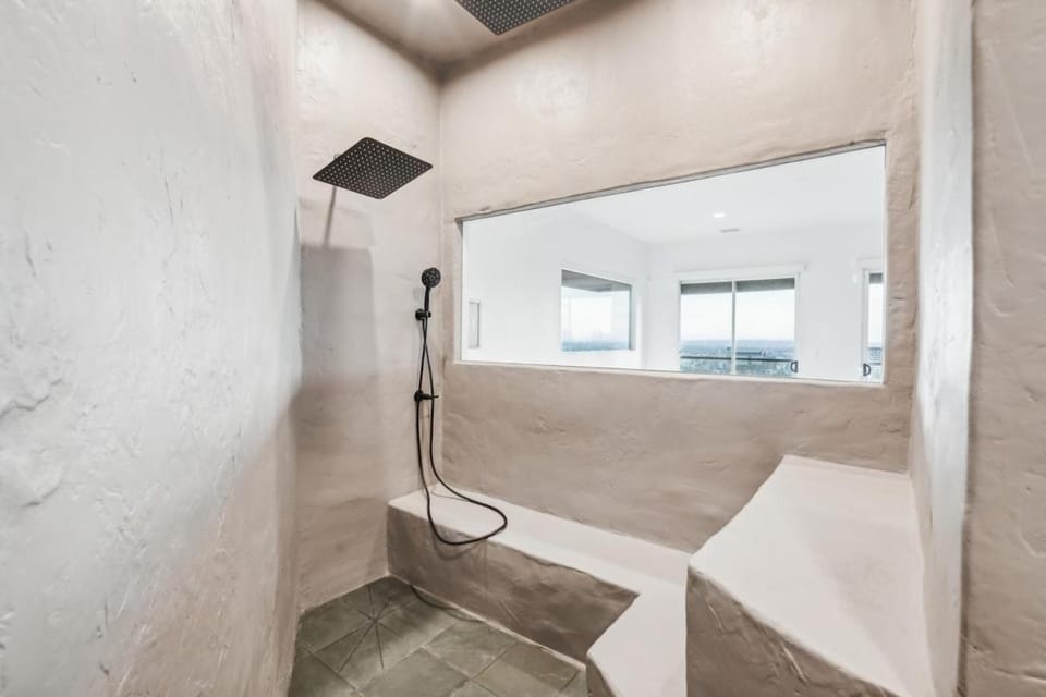 Hollywood Hills Luxury Nest Views Pool Spa Villa in Hollywood