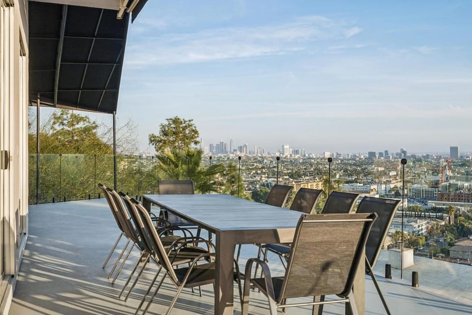 Hollywood Hills Luxury Nest Views Pool Spa Villa in Hollywood
