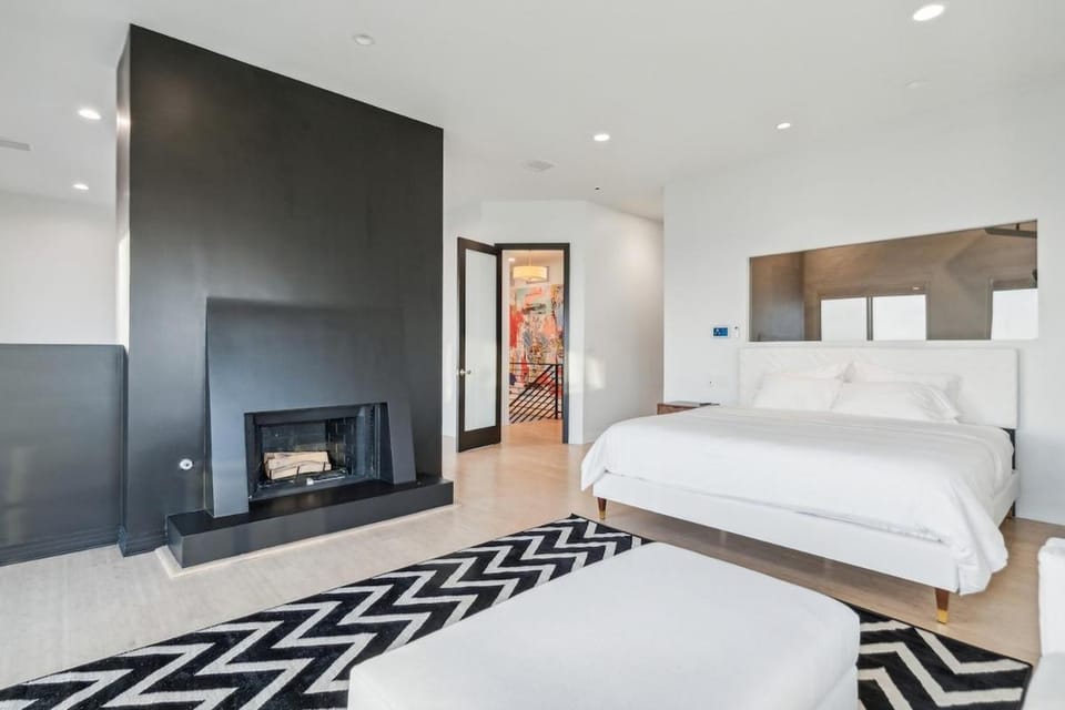 Hollywood Hills Luxury Nest Views Pool Spa Villa in Hollywood