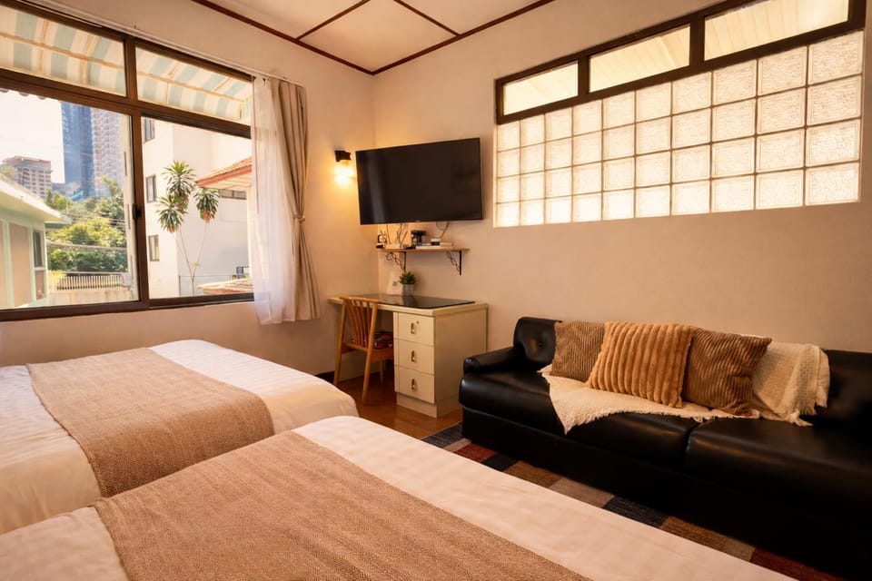 Bed, TV and multimedia, Bedroom
