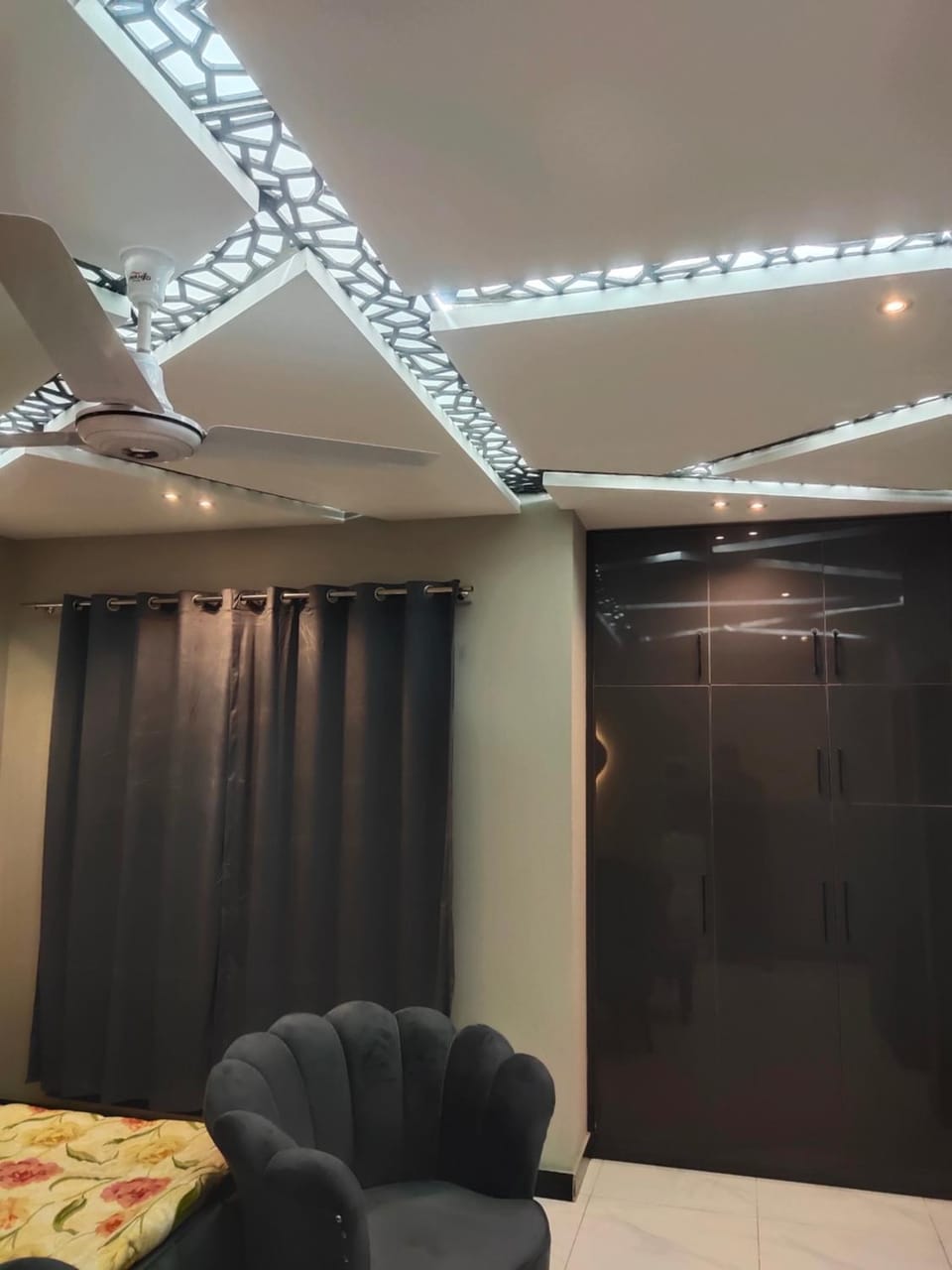 Luxurious SkyLounge Islamabad, Near Airport & Motorway, self check-in Apartment in Islamabad