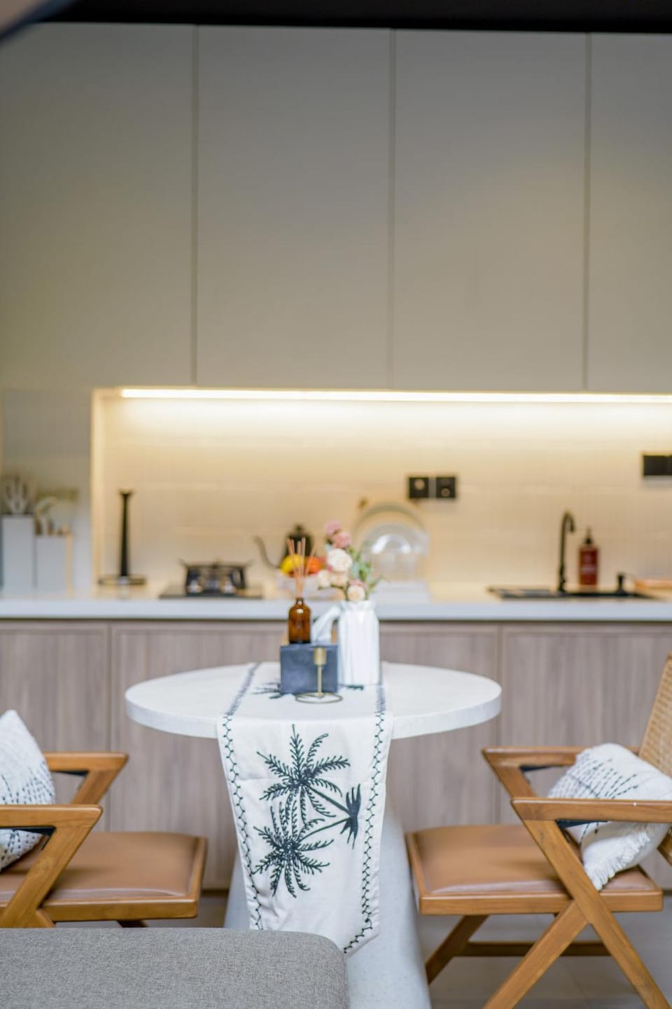 Kitchen or kitchenette, Dining area
