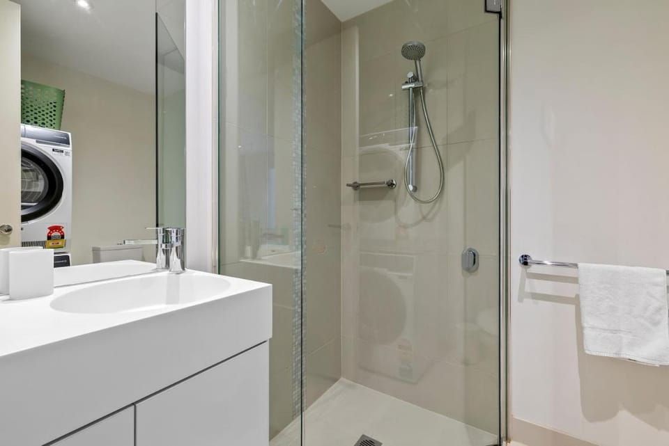 Modern 1BR Prima Tower Walk to Crown Apartment in Southbank