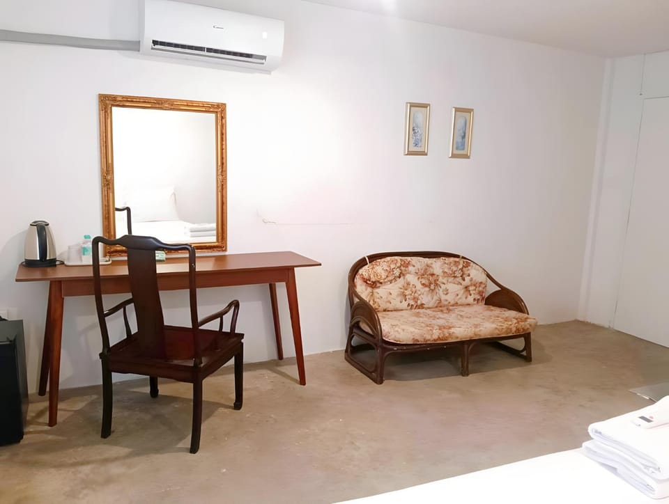 Bed, Photo of the whole room, Seating area, Dining area, Bedroom, air conditioner