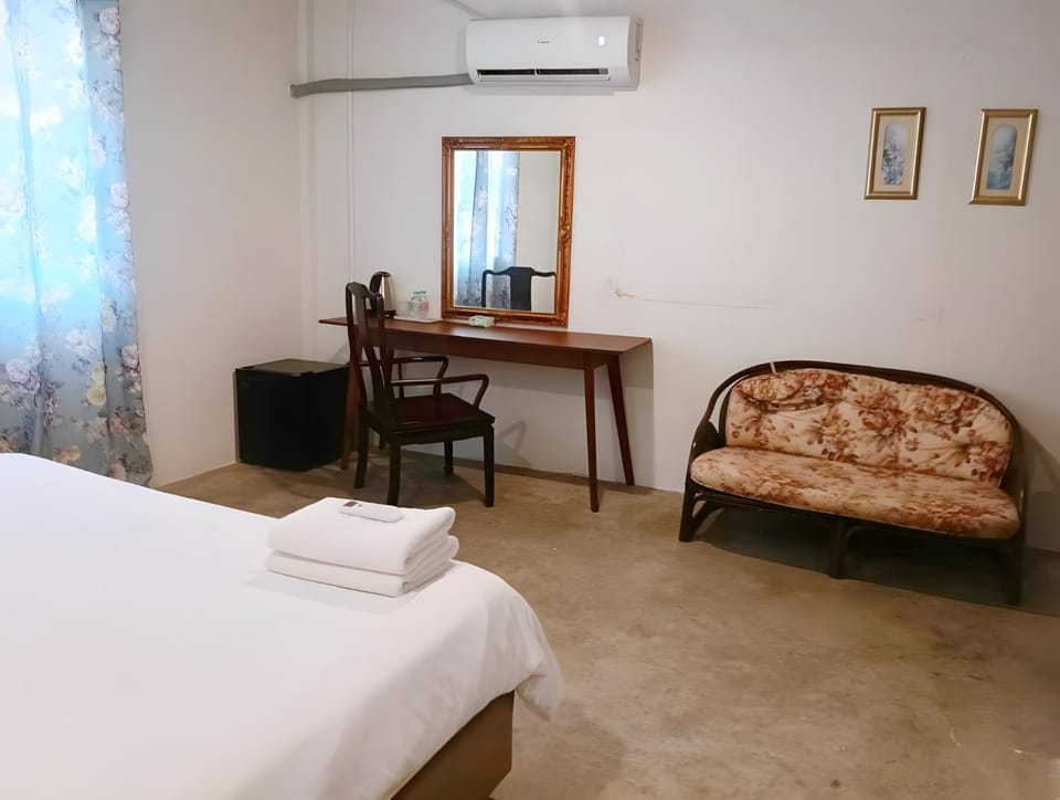Bed, Photo of the whole room, Seating area, towels, air conditioner