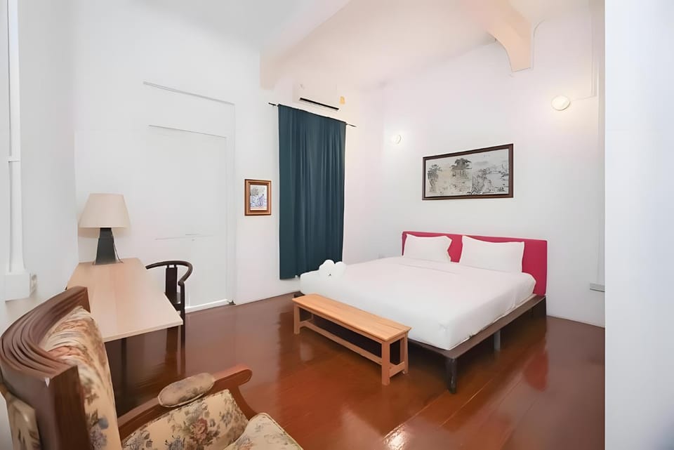 Bed, Photo of the whole room, Seating area, Bedroom