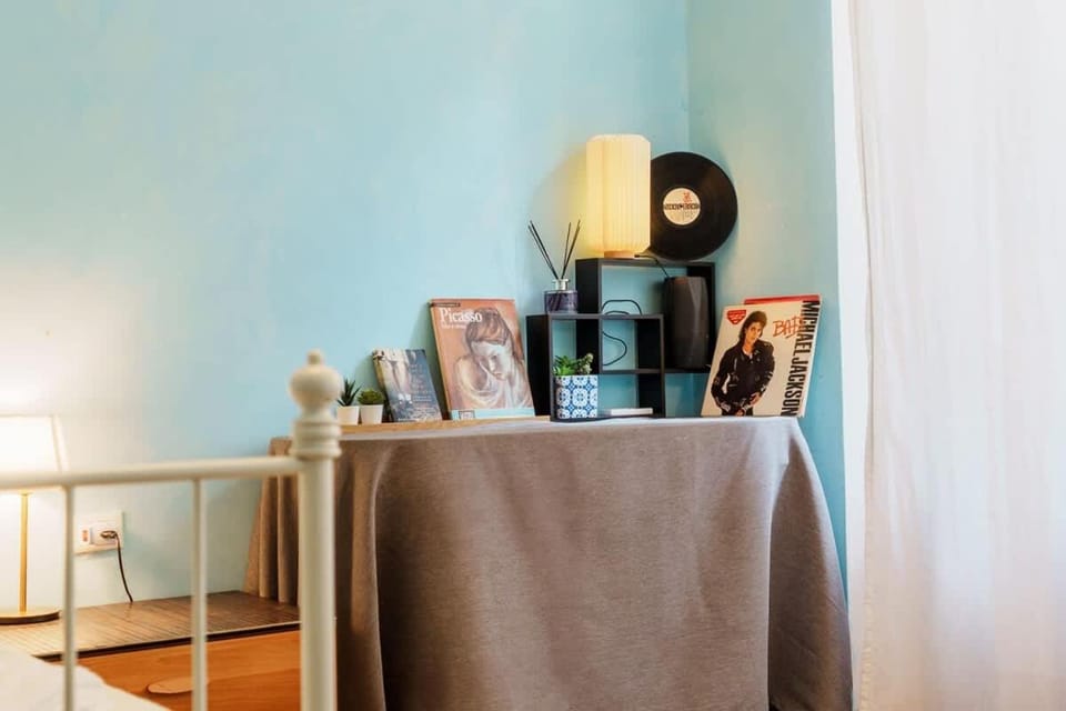 Sunny San Lorenzo Flat Spacious Warm Sleeps 4 Apartment in Florence