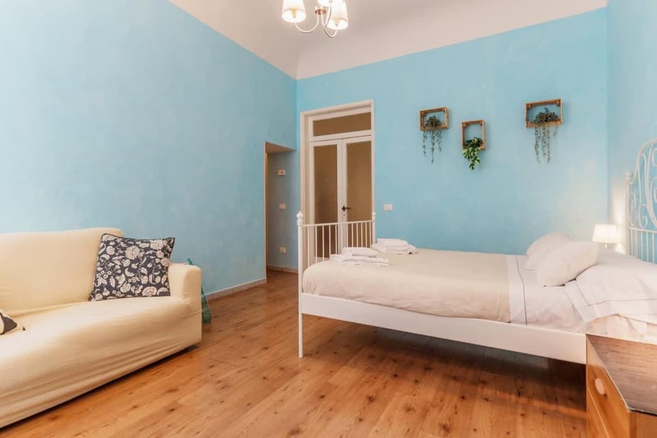 Sunny San Lorenzo Flat Spacious Warm Sleeps 4 Apartment in Florence