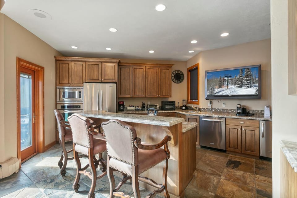 Family-Friendly Ski Escape with Hot Tub Apartment in Park City