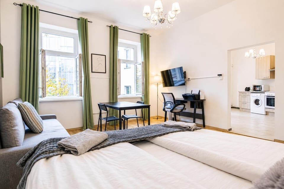 Bed, TV and multimedia, Kitchen or kitchenette, Seating area, Dining area, Bedroom, oven, stove, toaster