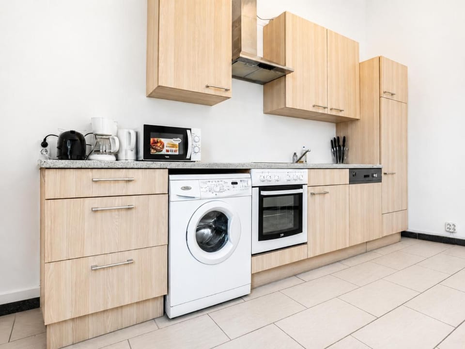 Coffee/tea facilities, Kitchen or kitchenette, oven, stove, toaster, washing machine