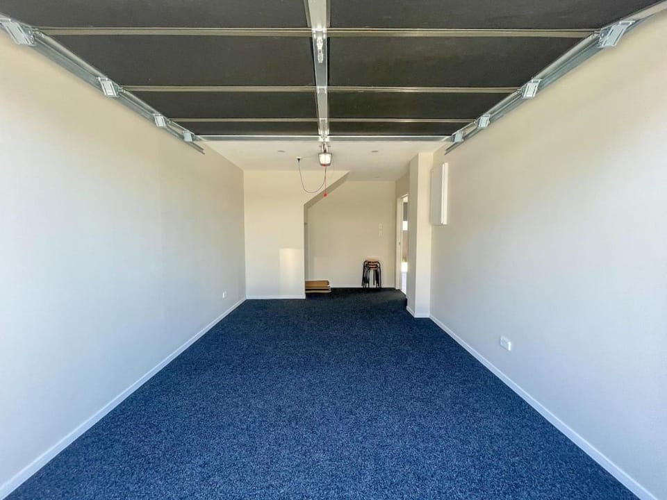 Modern 4BR Group & Family Retreat 10-mins Airport House in Auckland