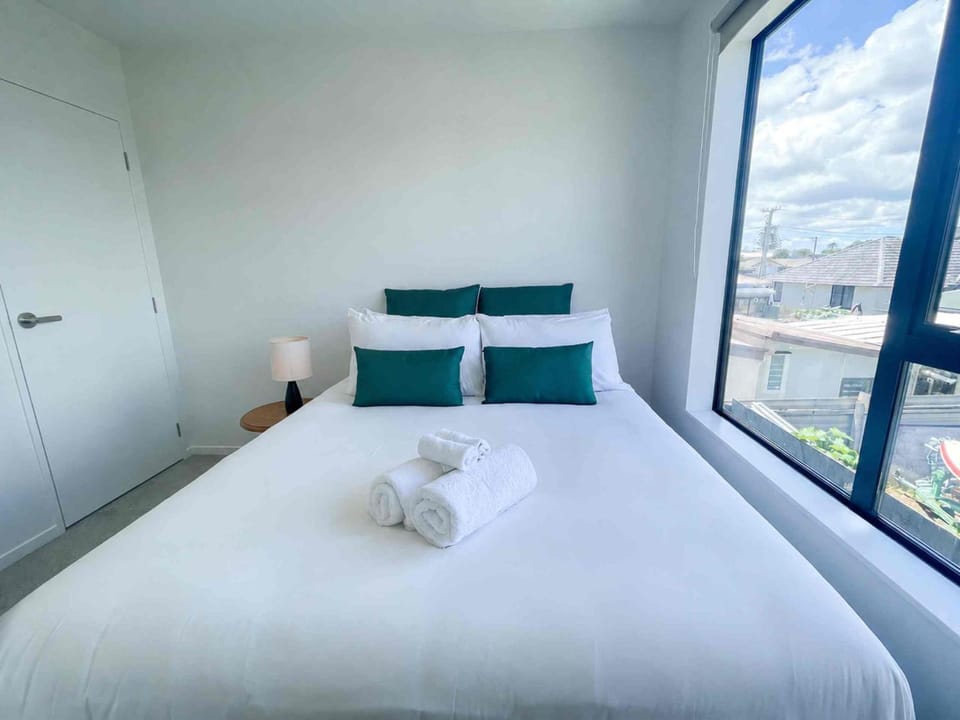 Modern 4BR Group & Family Retreat 10-mins Airport House in Auckland