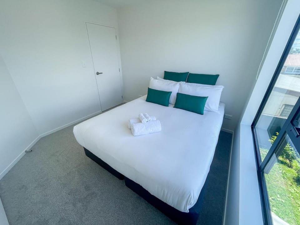 Modern 4BR Group & Family Retreat 10-mins Airport House in Auckland