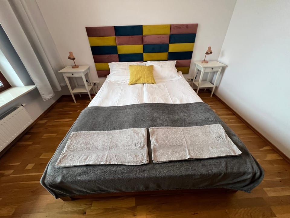 Bedroom, towels