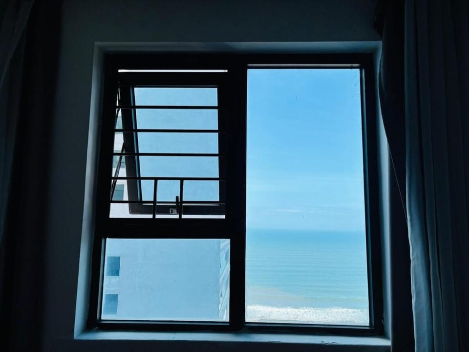 1 Spacious Bedroom with Ocean view and 1 sofa bed Apartment in Da Nang