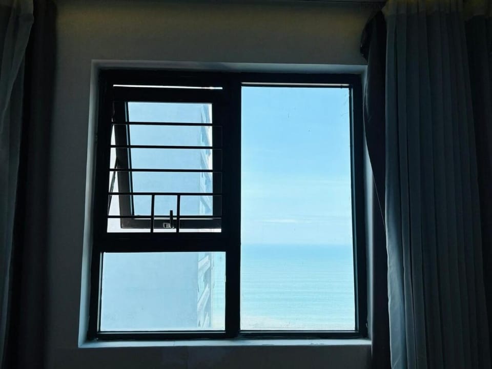 1 Spacious Bedroom with Ocean view and 1 sofa bed Apartment in Da Nang