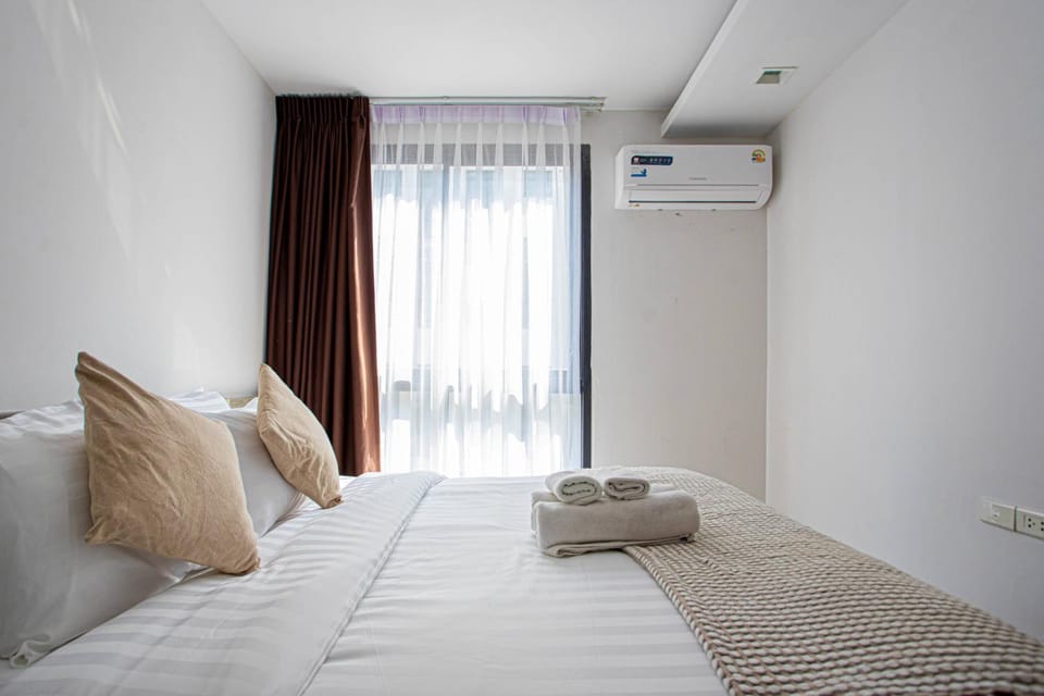 Bed, Photo of the whole room, Bedroom, internet, towels, air conditioner