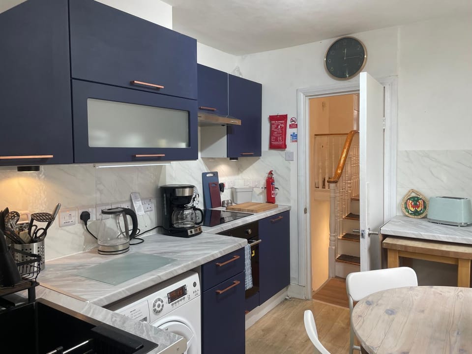 Coffee/tea facilities, Kitchen or kitchenette, Dining area, oven, stove, toaster