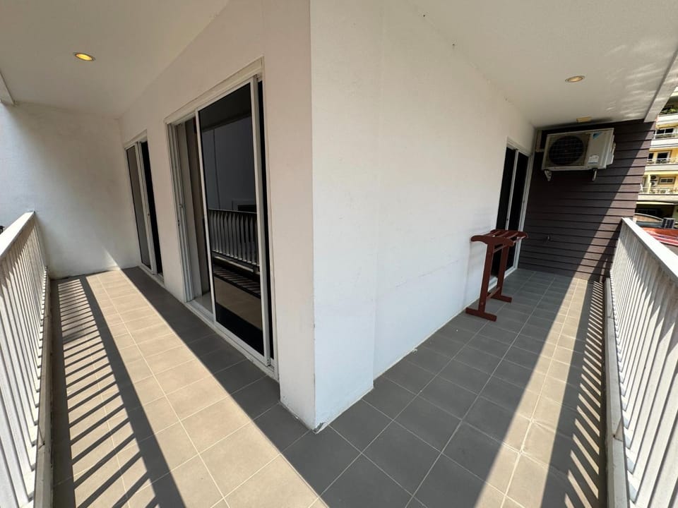 Stylish Pool-View Studio with Balcony - New Nordic VIP 3, Pratumnak Apartment in Pattaya City