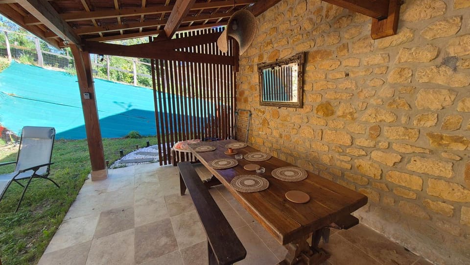 Patio, Day, Dining area, sunbed